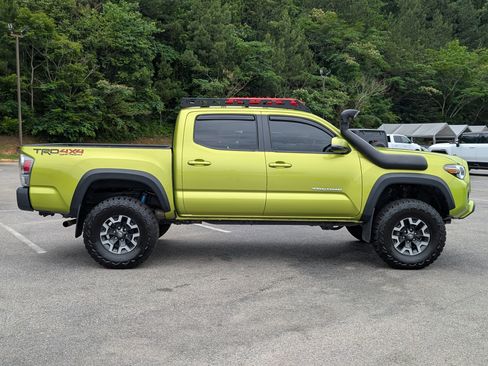 Used 2023 Toyota Tacoma TRD Off-Road AWD/4WD image 10