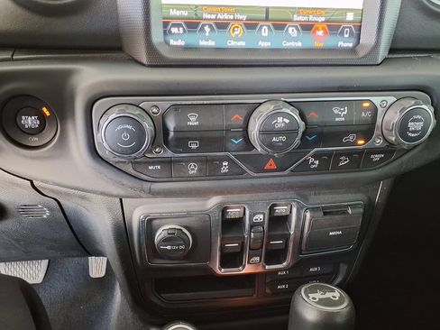 Used 2019 Jeep Wrangler Unlimited Sahara AWD/4WD image 29