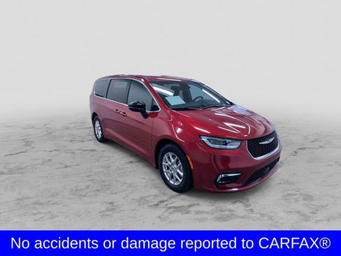 Used 2025 Chrysler Pacifica Select FWD image 3