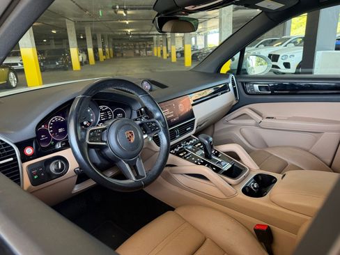 Certified 2023 Porsche Cayenne AWD/4WD image 4