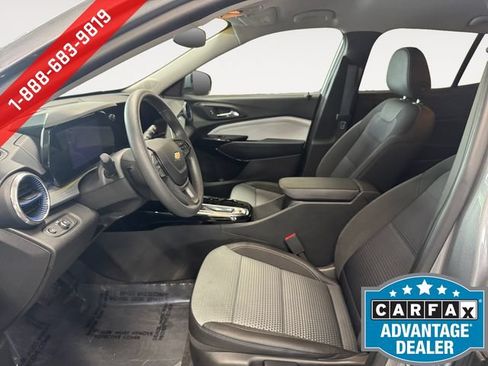 Used 2025 Chevrolet Trax LT FWD image 8