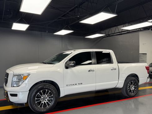 Used 2020 Nissan Titan SV image 2