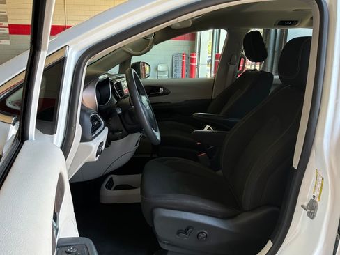 Used 2024 Chrysler Voyager LX FWD image 10