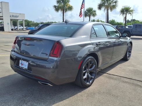 Used 2023 Chrysler 300 S RWD image 5