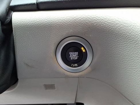 Used 2024 Chrysler Pacifica Touring-L image 12