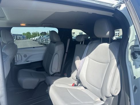Used 2025 Toyota Sienna XLE FWD image 7