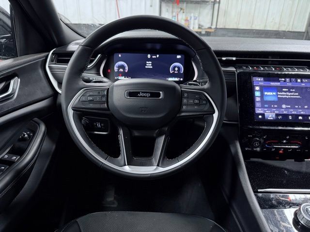 Used 2025 Jeep Grand Cherokee Altitude AWD/4WD image 23