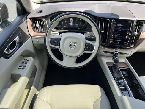 Used 2021 Volvo XC60 T5 Momentum w/ Premium Package FWD image 13