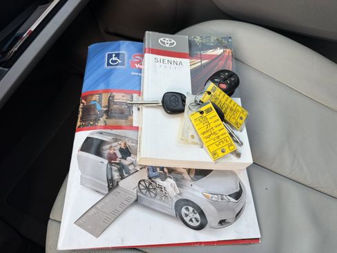 Used 2011 Toyota Sienna LE image 36