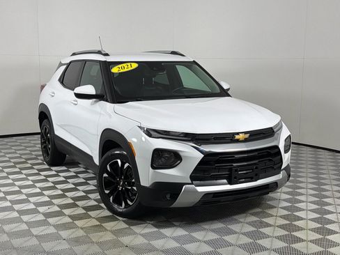 Used 2021 Chevrolet TrailBlazer LT w/ Premium Seating Package FWD image 2