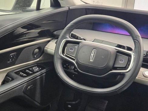 Used 2025 Lincoln Nautilus Reserve AWD/4WD image 12