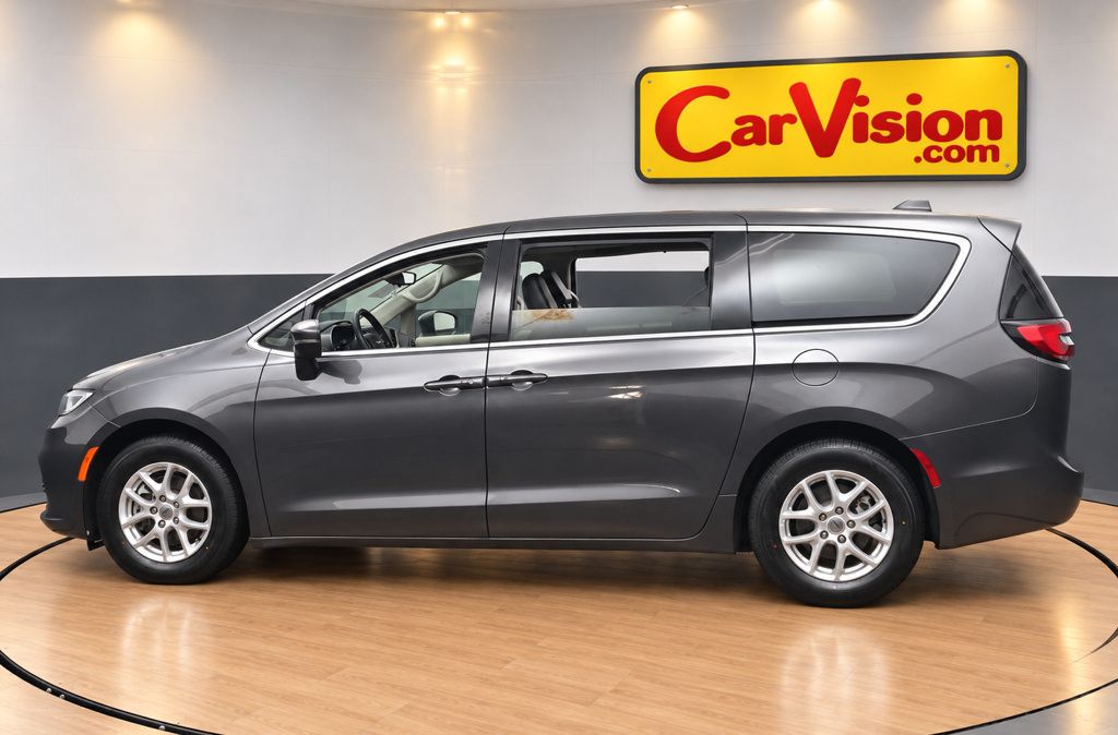 Used 2023 Chrysler Pacifica Touring-L FWD image 3