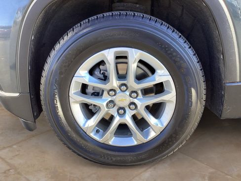 Used 2021 Chevrolet Traverse LT image 34
