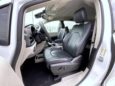 Used 2022 Chrysler Pacifica Touring-L FWD image 9