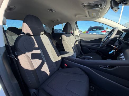 Certified 2025 Hyundai Elantra SE w/ Cargo Package image 19