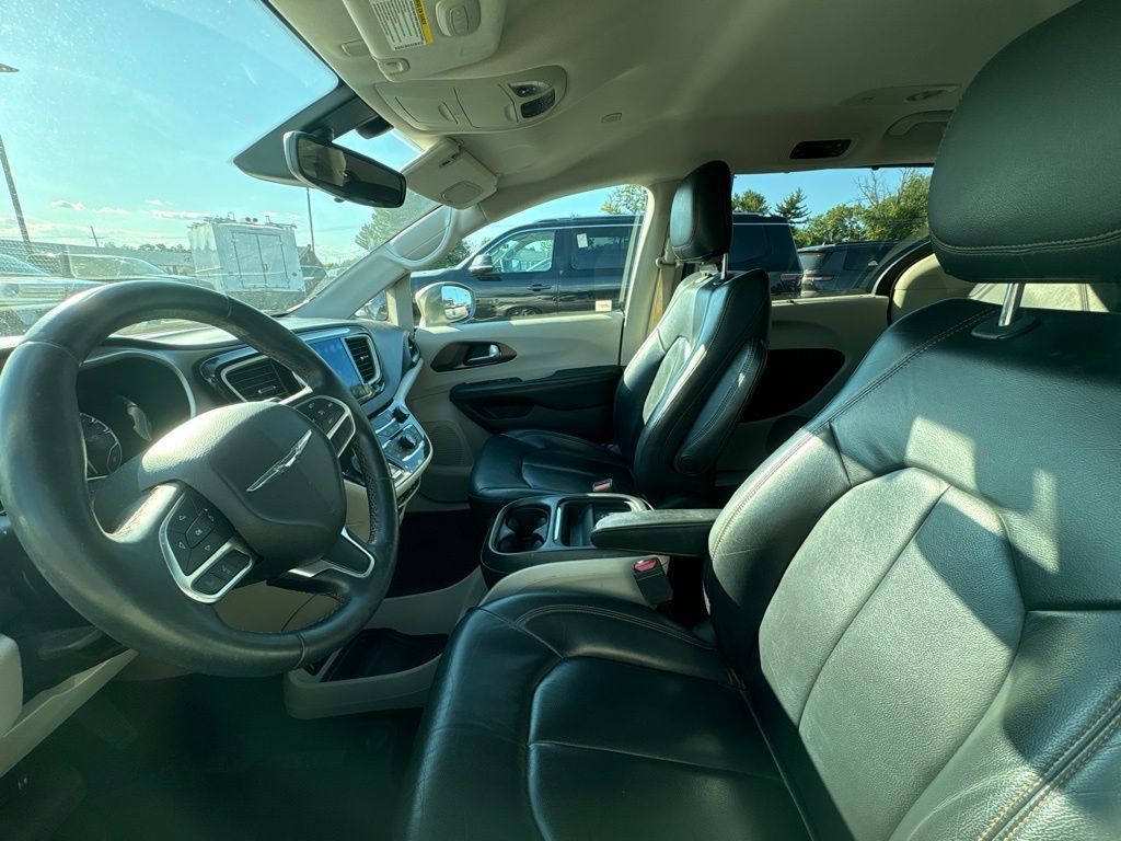 Used 2017 Chrysler Pacifica Touring-L w/ Tire & Wheel Group FWD image 5