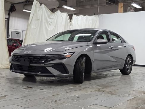 Used 2025 Hyundai Elantra SEL image 16