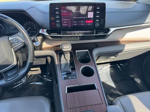 Used 2022 Toyota Sienna XLE image 2