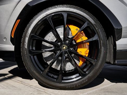 Used 2025 Lamborghini Urus SE image 3