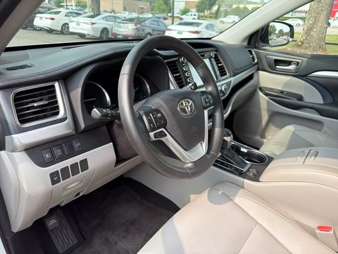 Used 2017 Toyota Highlander XLE FWD image 17