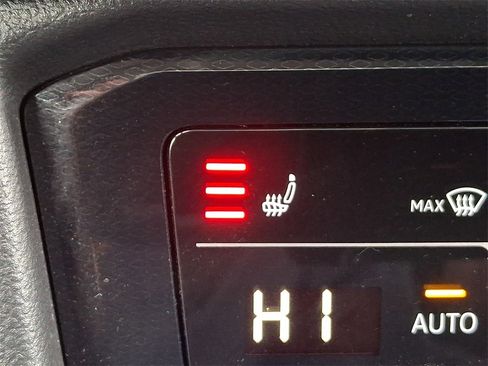 Certified 2025 Volkswagen Taos SE image 25