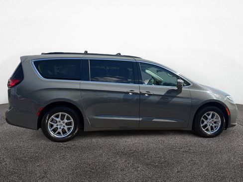 Used 2022 Chrysler Pacifica Touring-L FWD image 6