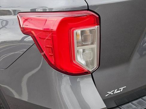 Used 2021 Ford Explorer XLT RWD image 7