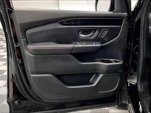 Used 2025 Honda Pilot TrailSport image 20