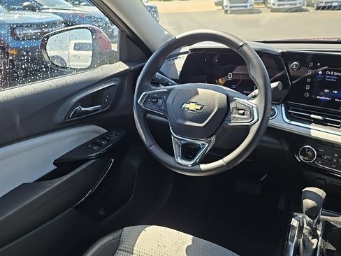 Used 2025 Chevrolet Trax LT w/ LT Convenience Package FWD image 14