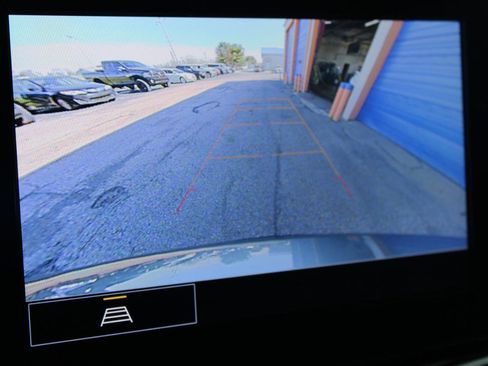 Used 2022 Chevrolet Traverse LT image 30