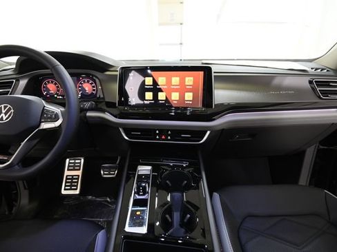 New 2026 Volkswagen Atlas Peak Edition AWD/4WD image 2