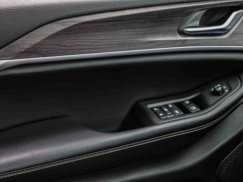 Used 2024 Jeep Grand Cherokee Limited image 16