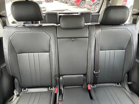 Used 2023 Volkswagen Tiguan SE w/ Panoramic Sunroof Package FWD image 14