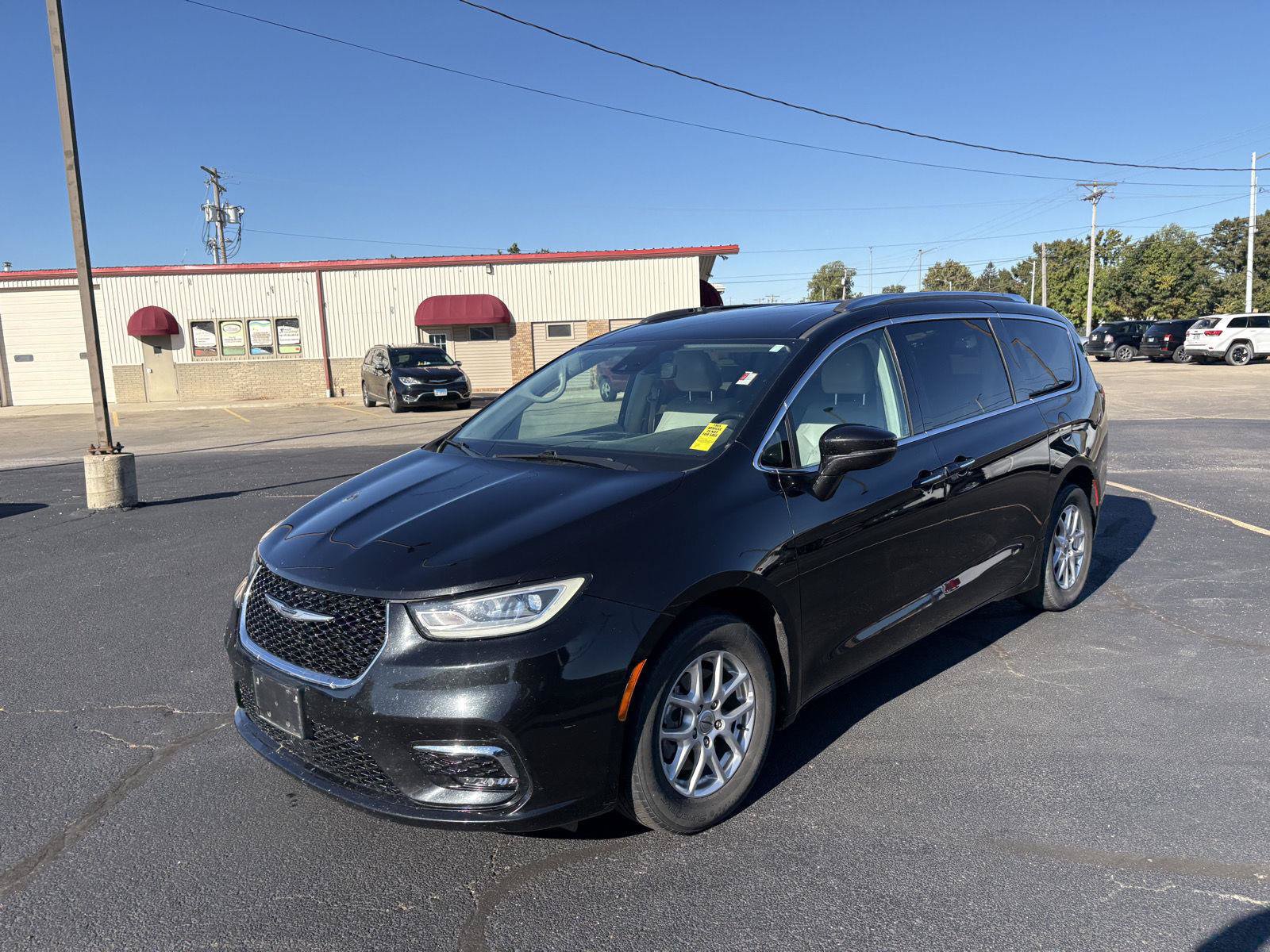 Used 2021 Chrysler Pacifica Touring-L FWD image 4