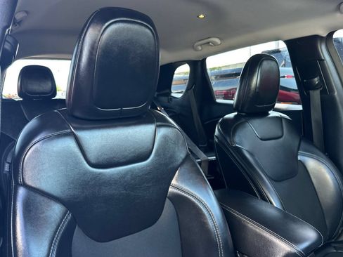 Used 2019 Jeep Cherokee Latitude Plus AWD/4WD image 17