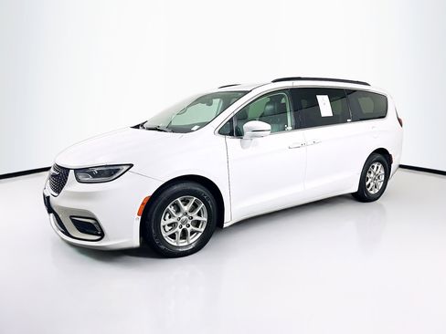Used 2022 Chrysler Pacifica Touring-L w/ Uconnect Theater Family Group image 3