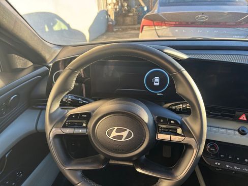 Used 2025 Hyundai Elantra Limited image 34