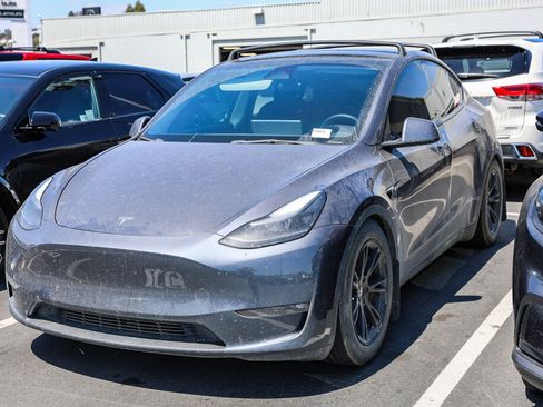 Used 2023 Tesla Model Y Performance AWD/4WD image 2