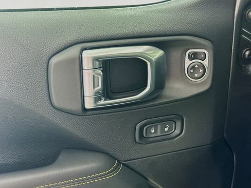 Used 2025 Jeep Gladiator Sport w/ Premium Package image 17