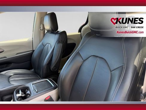 Used 2023 Chrysler Pacifica Touring-L FWD image 22