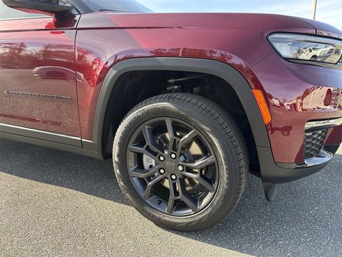 New 2025 Jeep Grand Cherokee L Limited w/ Trailer Tow Package image 10