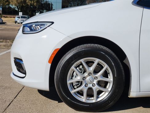 Used 2025 Chrysler Pacifica Select image 8