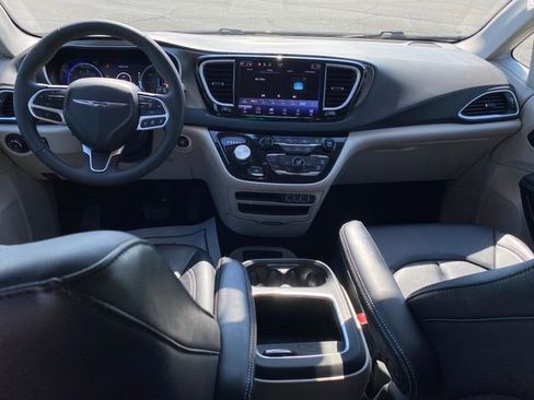 Used 2024 Chrysler Pacifica Touring-L FWD image 5