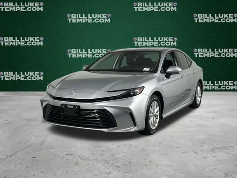 Used 2025 Toyota Camry LE image 3