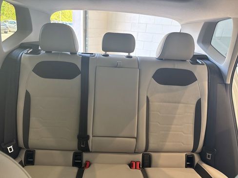 Used 2025 Volkswagen Taos SE w/ Panoramic Sunroof Package image 17