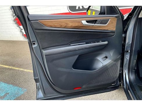 Used 2025 Volkswagen Atlas SE image 19