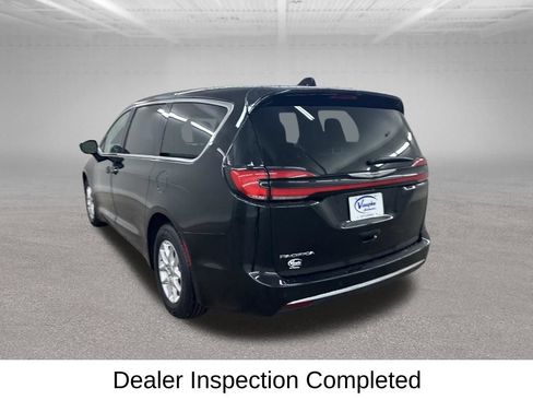 Used 2024 Chrysler Pacifica Touring-L FWD image 10