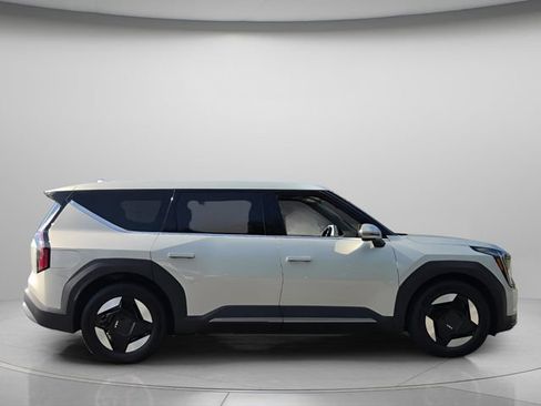 Used 2024 Kia EV9 Light Long Range RWD image 8