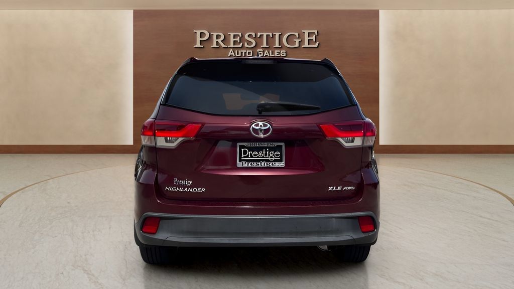 Used 2018 Toyota Highlander XLE AWD/4WD image 25