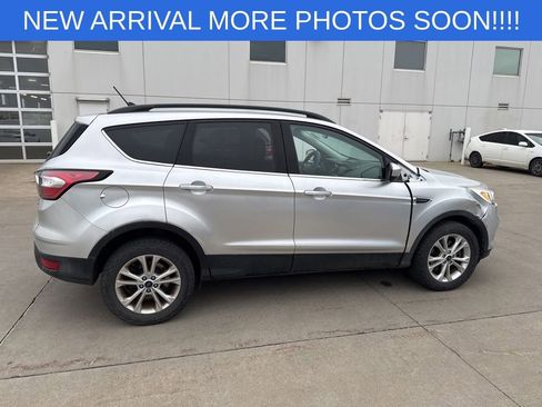 Used 2018 Ford Escape SE w/ SE Sync 3 Package AWD/4WD image 9